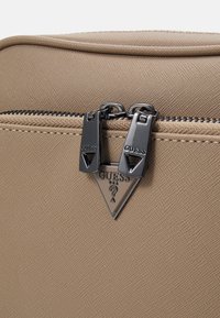 Guess MILANO - Umhängetasche - taupe