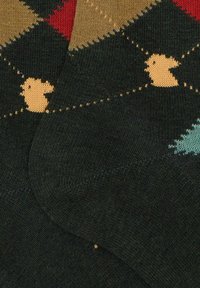 Calzini lavorati a maglia con sfondo verde scuro caratterizzato da un motivo a diamante in rosso, giallo e blu, accentuato da piccoli motivi gialli.