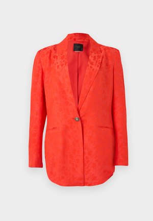 Rdeč enojni suknjič z neženim cvetličnim vzorcem in zarezanimi ovratniki, prikazan na enobarvni svetli podlagi.