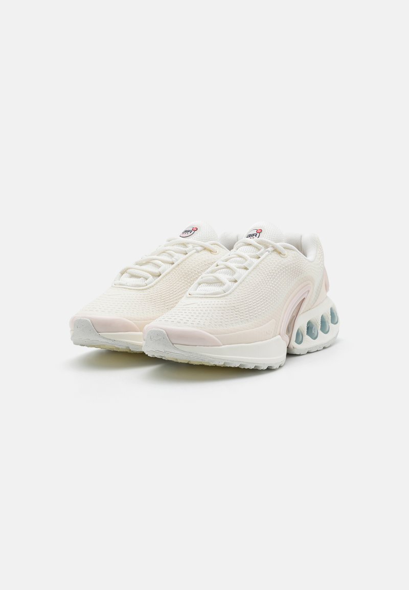 Weiße Mesh-Sportschuhe mit pinken Akzenten, strukturiertem Obermaterial, Schnürdesign und einer markanten Sohle mit aquafarbenen Dämpfungskissen.