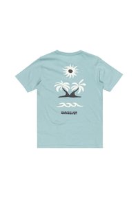 Camiseta de algodón de color azul claro con un estampado gráfico de un sol, dos palmeras y olas en la parte posterior, con el texto "Quiksilver" en negro.
