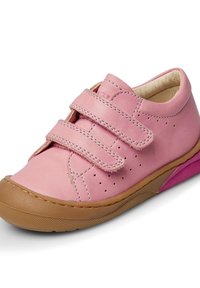Chaussure en cuir rose avec deux bandes Velcro, perforations sur les côtés et une semelle en caoutchouc avec une base texturée marron et des accents roses.
