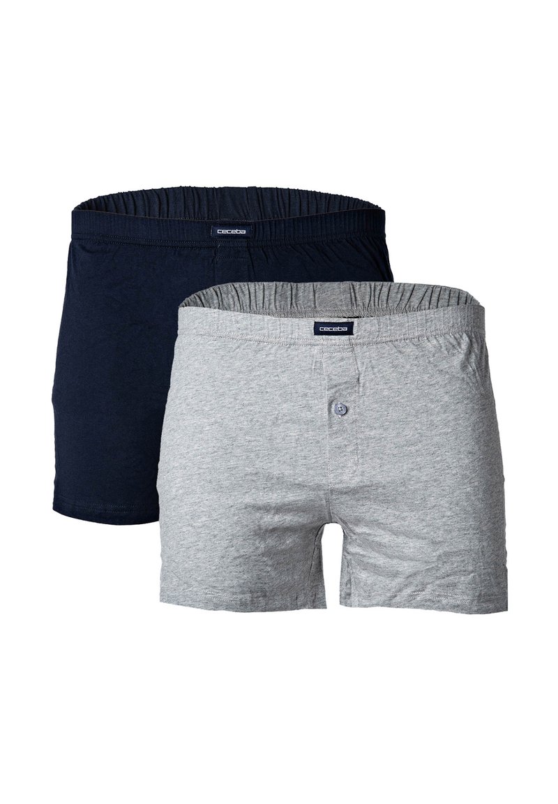 Bóxers de algodón en azul marino y gris claro. Cintura elástica y detalle de botón en la pareja gris. Textura suave, diseño casual.