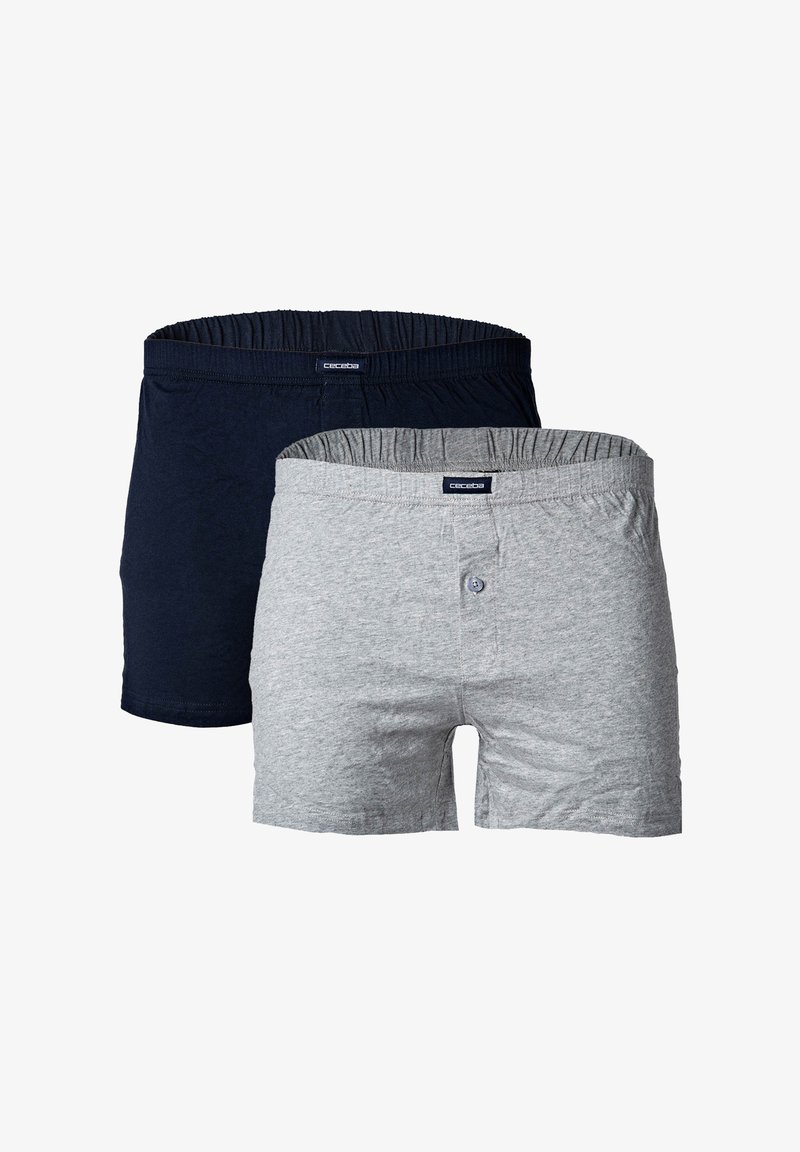 Katoenen boxershorts in navy en lichtgrijs. Elastische tailleband en knoopdetail op de grijze variant. Zachte textuur, casual ontwerp.