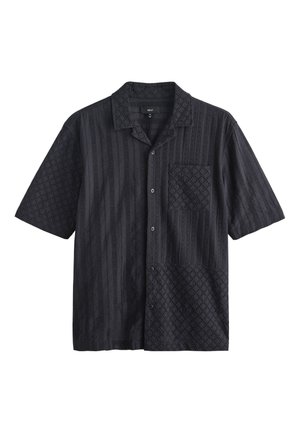 Sort kortærmet skjorte med knapper, lavet af mønstret tekstureret stof, med krave og en lomme på venstre bryst.