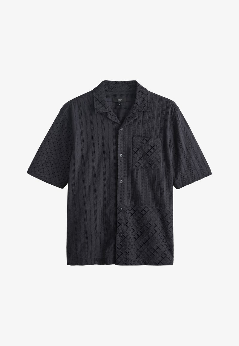 Chemise noire à manches courtes avec tissu texturé à motif, col et poche poitrine gauche.