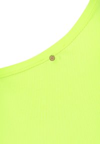 Neon groene geribbelde stoftop met een ronde halslijn en gouden accentdetails bij de schouder. Glad textuur en aansluitend ontwerp.