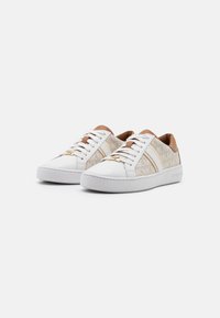 Sneakers bianchi con un pannello laterale beige testurizzato caratterizzato da un motivo, dettagli in pelle marrone e hardware dorato sui lacci.