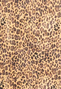 Motivo leopardato su sfondo beige, caratterizzato da macchie di colore marrone scuro e nero di dimensioni variabili, texture liscia.