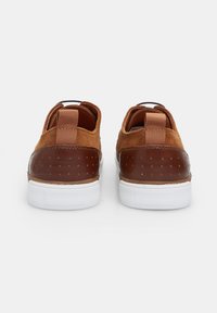 Bata Pantofi casual cu șiret - marrone