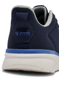 Granatowe siatkowate buty sportowe z wyściółką przy kołnierzu, jasnoszare akcenty, sześciokątny logo na pięcie i biała gumowa podeszwa z niebieskimi detalami.