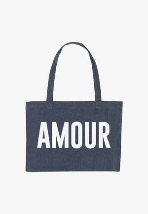 Denim schoudertas in donkerblauw met twee stevige handvatten. Heeft grote witte tekst met de tekst "AMOUR" aan de voorkant. Eenvoudig rechthoekig ontwerp.