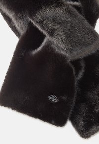 Sciarpa in pelliccia sintetica con sfumature di nero e grigio scuro, caratterizzata da una texture liscia e un piccolo etichetta logo argento a forma di diamante.