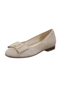 Bailarina de ante beige con punta redonda, que presenta un lazo decorativo y un detalle en tono dorado en la parte superior. Tacón bajo.