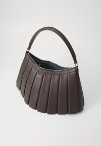 Sac épaule en cuir plissé marron foncé avec une anse incurvée et une fermeture éclair argentée partiellement ouverte, révélant une doublure intérieure sombre.