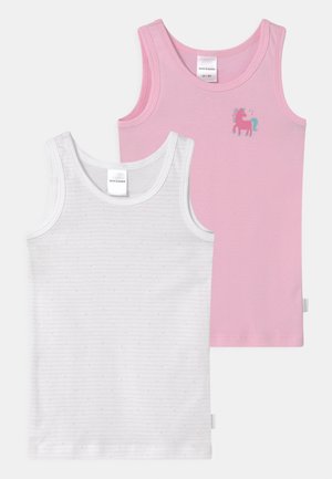 Zwei Tanktops: eines in Weiß mit hellrosa Streifen, das andere ein einfarbiges Pink mit einem Einhorn-Motiv. Beide haben einen runden Ausschnitt und keine Ärmel.