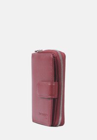 Rode leren portemonnee met een gestructureerde buitenkant, ritsluiting en een drukknoop. Compac ontwerp met zichtbare stiksels en merkdetails.