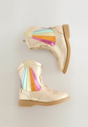 Gouden neplederen enkelboots met meerdere gekleurde panelen in blauw, groen, roze, oranje en geel, met een steraccent op de hak.