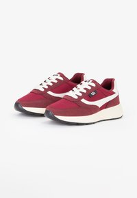 Sneakers bordeaux realizzati in tessuto e gomma, con accenti bianchi, punta tonda e design con lacci. Suola composita con leggera elevazione del tacco.