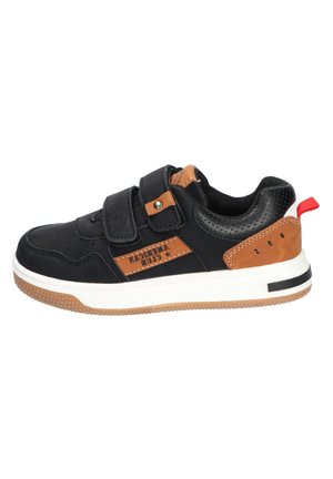 Czarno-brązowy dziecięcy sneaker z dwoma paskami na rzep, białą podeszwą, czerwoną pętlą do zakładania i napisem "American Club" z boku.