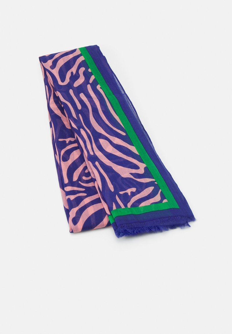Écharpe pliée avec des rayures zébrées roses sur fond violet, bordée d'un cadre vert et violet avec des bords frangés.