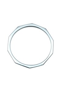 Sølv metal armbånd med en ottekantet form, glat tekstur og poleret finish. Ingen yderligere udsmykninger eller mønstre.