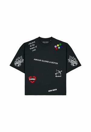 Schwarzes T-Shirt mit weißem Text und Grafiken, darunter "AMOUR GLOIRE & BOTOX," Flammen auf den Ärmeln, Herzen und Sprüchen wie "I BELIEVE IN THE POWER OF LOVE."