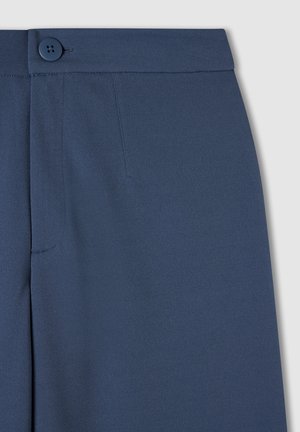Pantaloni blu navy realizzati in tessuto morbido, con un taglio classico, pieghe frontali e una vita con bottone.