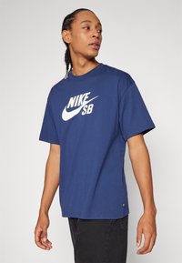 Nike SB TEE LOGO - Apdrukāts T-krekls - midnight navy