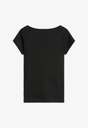 Haut noir en tricots côtelés à manches courtes, avec un large col bateau et un ourlet droit.