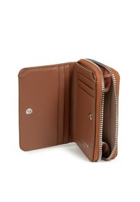 Portefeuille en cuir marron avec une fermeture éclair, comportant plusieurs emplacements pour cartes et un bouton-pression. Texture lisse et design compact.