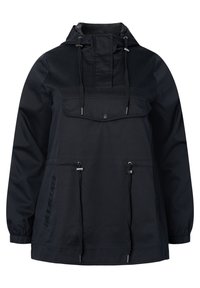 Svart puffig jacka med huva, elastiska ärmslut, en ficka framtill med klaff och två justerbara dragband i midjan. Tillverkad av slitstarkt material.