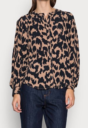 Leopardmönstrad blus i beige och svart, med knäppning fram, långa ärmar och en avslappnad passform med rynkade axlar och ärmslut.