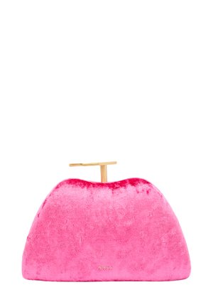 Roze fluwelen clutch met een gebogen vorm, goudkleurige hardware sluiting en subtiele branding aan de voorkant. Gladde textuur en glanzende afwerking.
