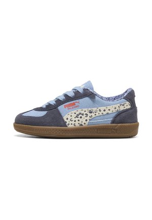 Baskets basses Puma Palermo en suède bleu et gris avec bande léopard et semelle en caoutchouc marron, vues de côté.