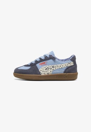Niskie buty sportowe Puma Palermo z niebieskiego i szarego zamszu z paskiem w panterkę i brązową gumową podeszwą, widok z boku.