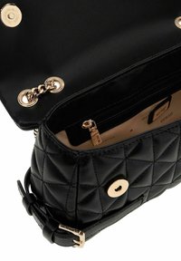 Sac à main en cuir matelassé noir avec ferrures dorées, doté d'une fermeture à bouton-pression et d'une poche intérieure zippée. Bandoulière réglable incluse.