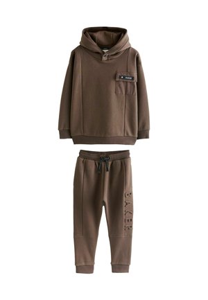 Brun hoodie med framficka och snörning, tillsammans med matchande sweatpants med "BAKER" prägling på sidan. Mjuk tygtextur.