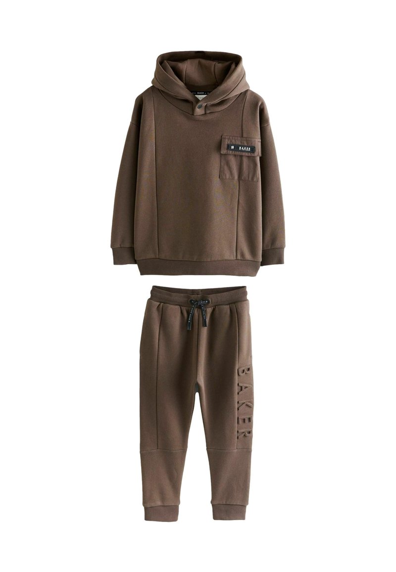 Brun hoodie med en frontlomme og snøre, parret med matchende sweatpants med "BAKER" prægning på siden. Blød stofstruktur.