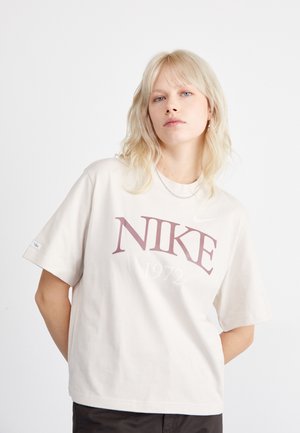 Nike Sportswear TEE CLASSICS BOXY - Camiseta estampada - light orewood brown