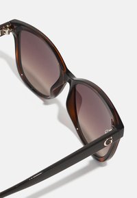Ochelari de soare din tortoise cu lentile cu gradient. Design unghiular, ramă din acetat lucios. Accente aurii pe templu cu detalii în formă de literă "G".