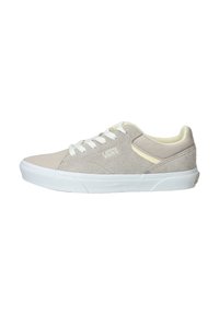 Lichtgrijze suède sneaker met witte veters, een witte rubberen zool en subtiele tan accenten. Heeft een logo aan de zijkant en een gewatteerde kraag.