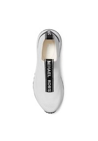 Sneaker bianca slip-on con tomaia testurizzata, banda con logo nero e suola flessibile. Presenta una punta arrotondata e un colletto imbottito per il massimo comfort.