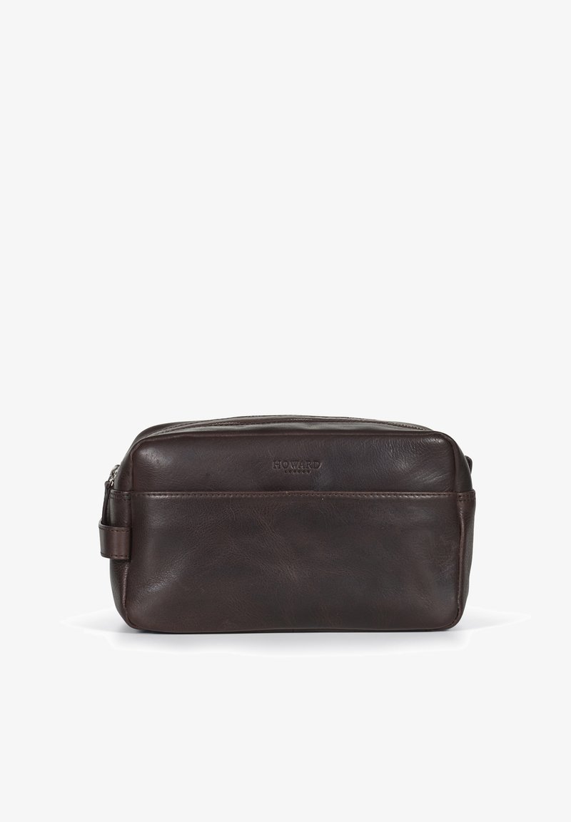 Brun lærtoalettmappe med rektangulær form, subtil tekstur, glidelås på toppen og sidehåndtak. Merkenavnet preget foran.