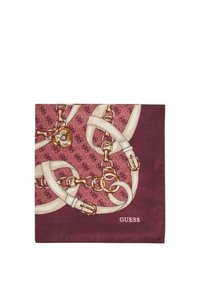 Seidenschal in Burgund mit einem Muster aus goldenen Ketten, mit weißen Riemen und einem herzförmigen Anhänger. Markenlogo unten angebracht.