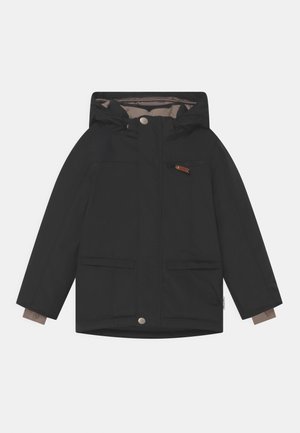 Veste noire à capuche en matériau résistant à l'eau, dotée d'une poche zippée à l'avant, de deux poches inférieures et d'un accent marron sur les poignets.