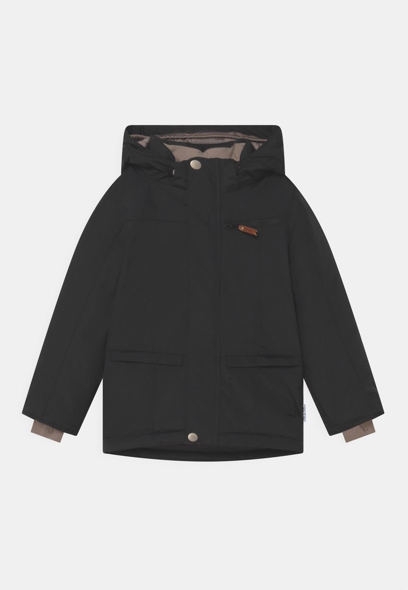 Czarna kurtka z kapturem wykonana z materiału odpornego na wodę, wyposażona w przednią kieszeń na zamek, dwie dolne kieszenie oraz brązowy detal na mankietach.