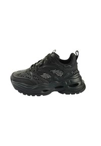 Fekete sportcipő, texturált bőrből készült felsőrésszel, hálós részletekkel és fényvisszaverő elemekkel. Vastag gumitalp, amelyen kivágások találhatók.