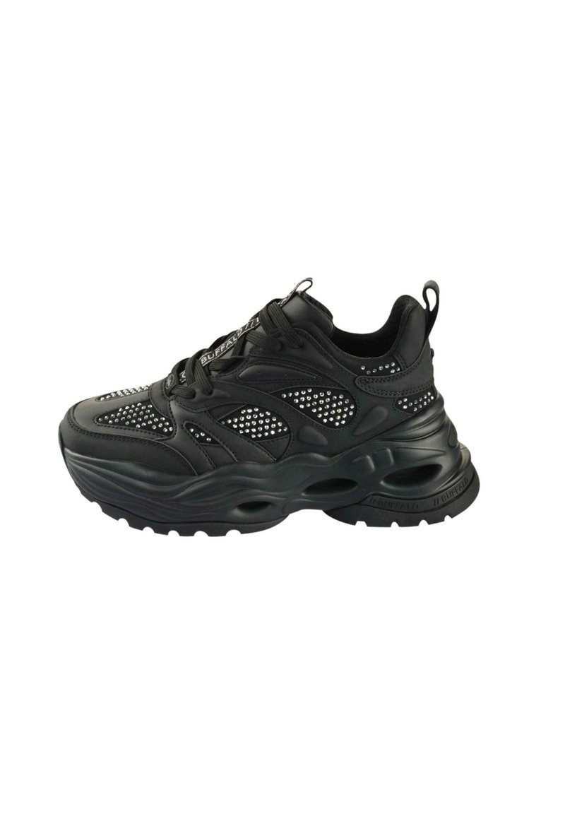 Fekete sportcipő, texturált bőrből készült felsőrésszel, hálós részletekkel és fényvisszaverő elemekkel. Vastag gumitalp, amelyen kivágások találhatók.