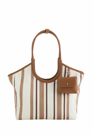 Bolsa tote con rayas verticales beige, marrones y blancas, asas de cuero marrón claro, ribetes y un pequeño bolso de cuero marrón claro adjunto con un cierre plateado.